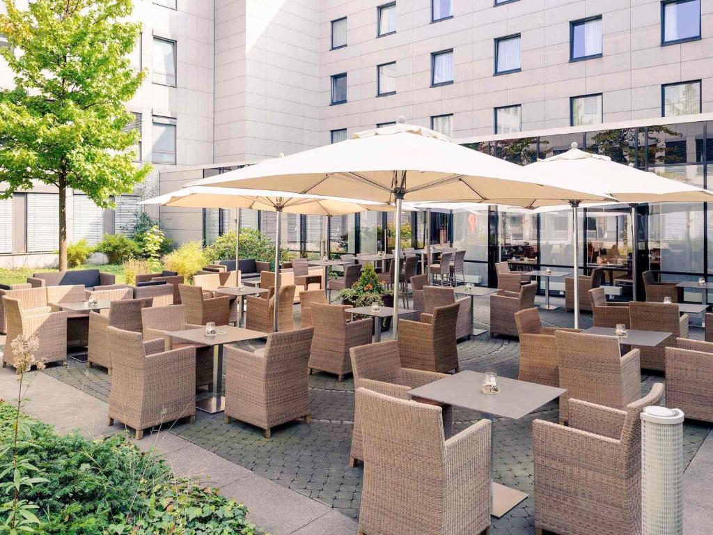 Restaurant and Breakfast